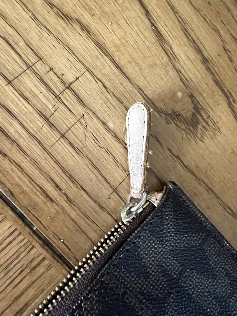 USED- Michael Kors Jet Set Signature Logo Wristlet - Picture 4 of 10